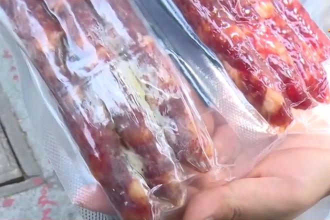 费者质疑包装缺陷超市：退一赔三冰球突破知名品牌香肠霉变！消(图2)
