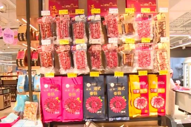 费者质疑包装缺陷超市：退一赔三冰球突破知名品牌香肠霉变！消(图3)