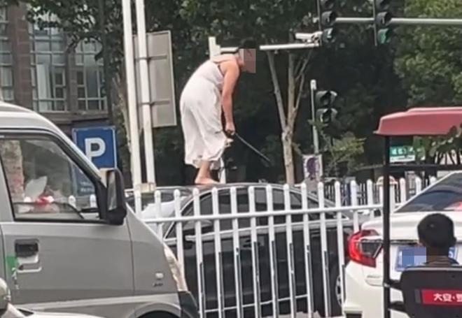 轿车通报：系精神病发作家属愿意承担赔偿冰球突破爆百万大奖女子持械当街打砸多辆(图3)